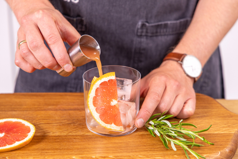 Grapefruitsaft dazu gießen