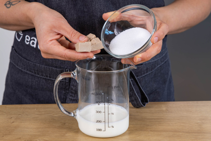 Hefe und Zucker in die Milch geben