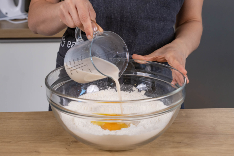 Hefemilch in die Schüssel geben