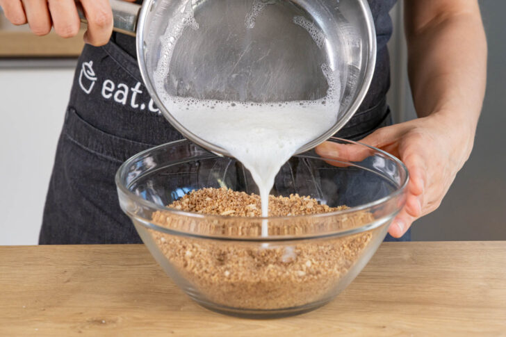 Milch in die Nussmischung geben
