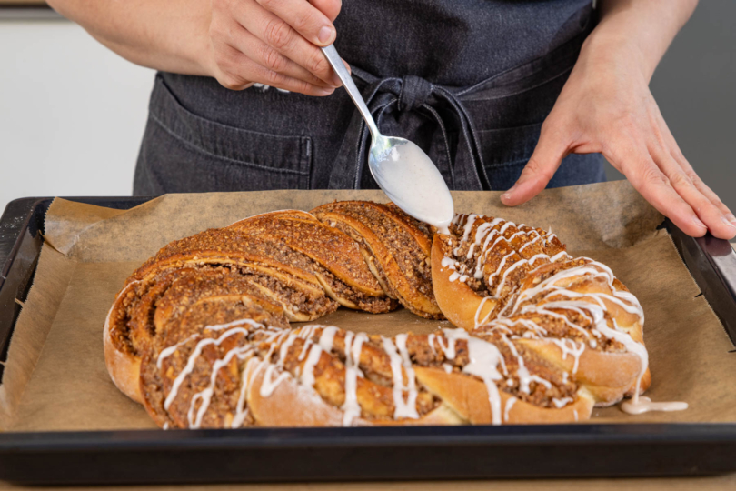 Guss über den Nusskranz verteilen