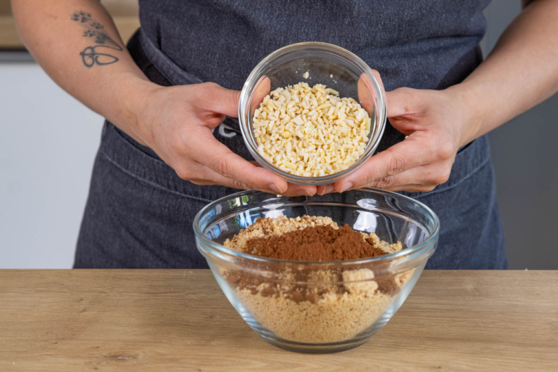 Mandeln in die Schüssel geben