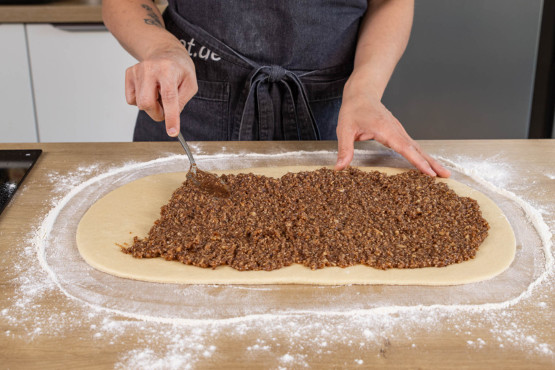 Nussmischung auf dem Teig verteilen