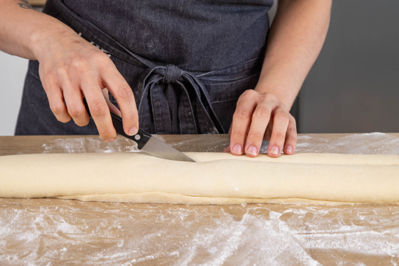 Teig sin Stränge schneiden