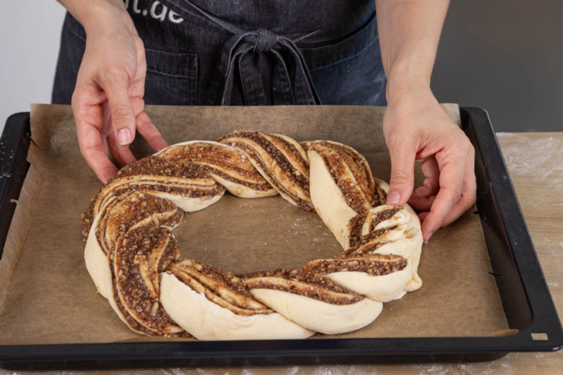 Teig zu einem Nusskranz formen