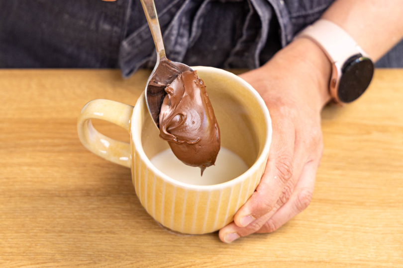 Milch und Nutella erwärmen