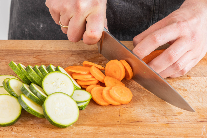 Karotten und Zucchini schneiden
