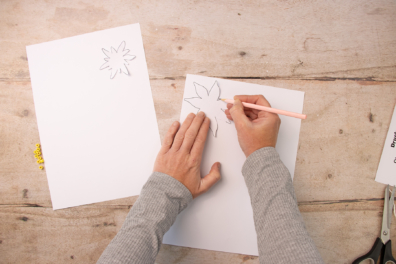 Edelweißvorlage auf Tonpapier übertragen