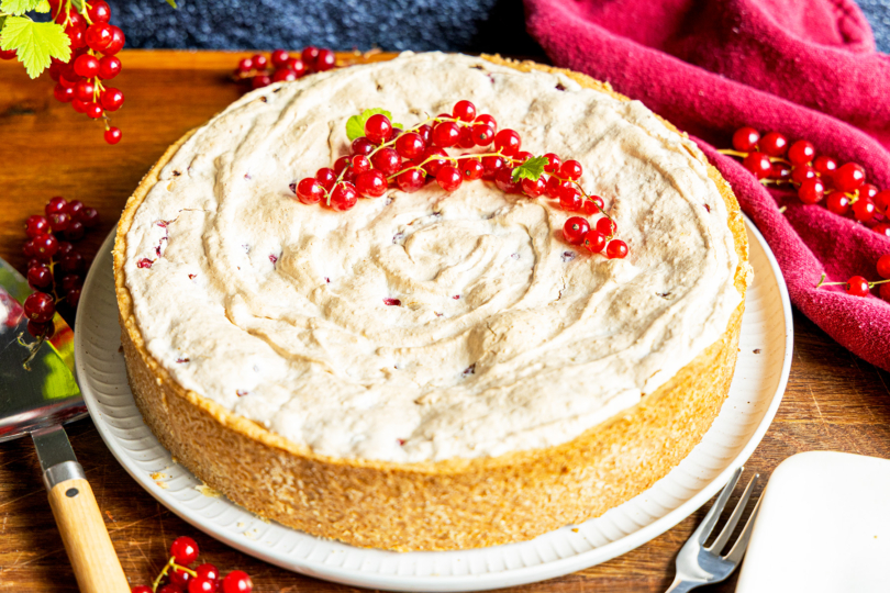 Omas Johannisbeerkuchen mit Baiser ganz