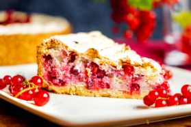 Omas Johannisbeerkuchen mit Baiser seitlich
