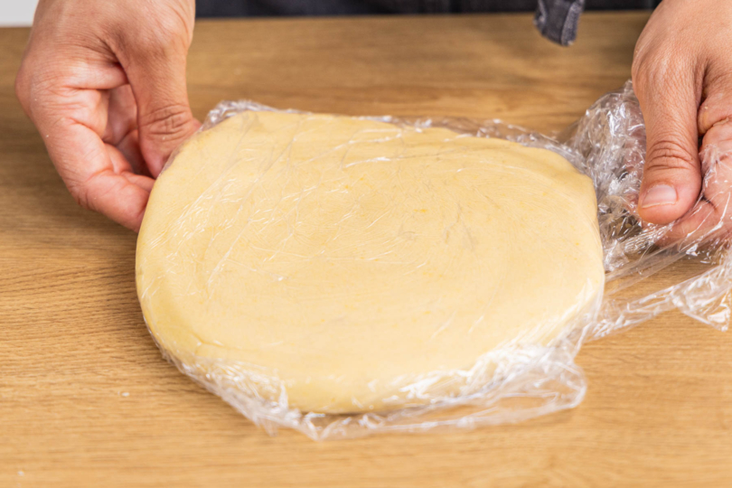 Teig in Fricshhaltefolie verpacken