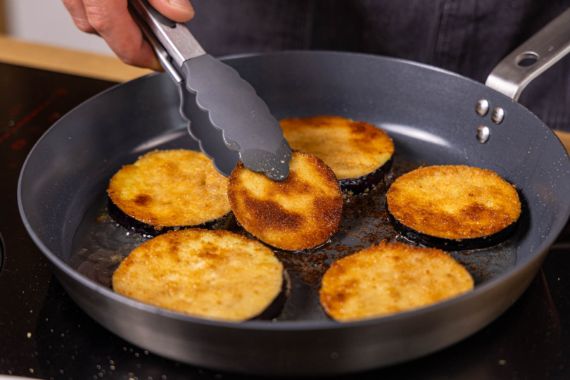 panierte Aubergine braten