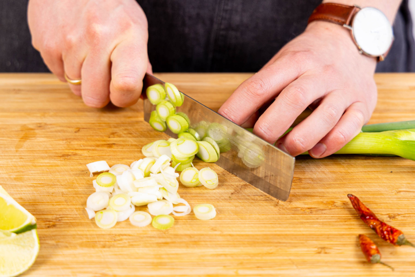 Frühlingslauch in Ringe schneiden