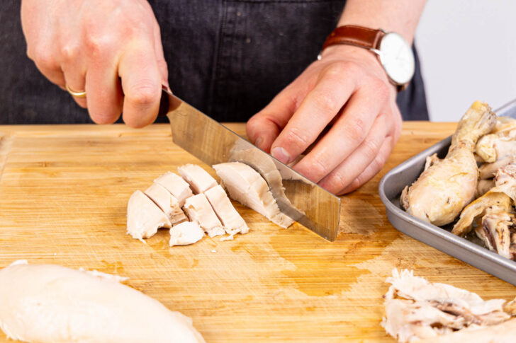 Hähnchenfleisch in Stücke schneiden