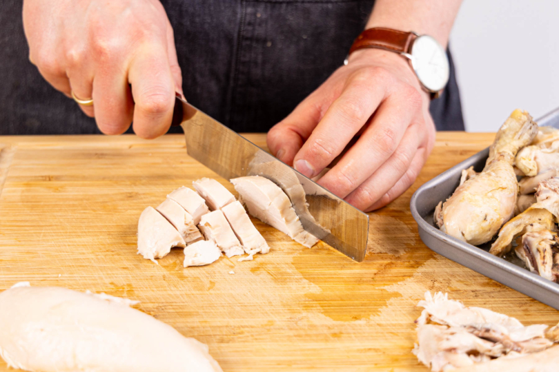 Hähnchenfleisch in Stücke schneiden