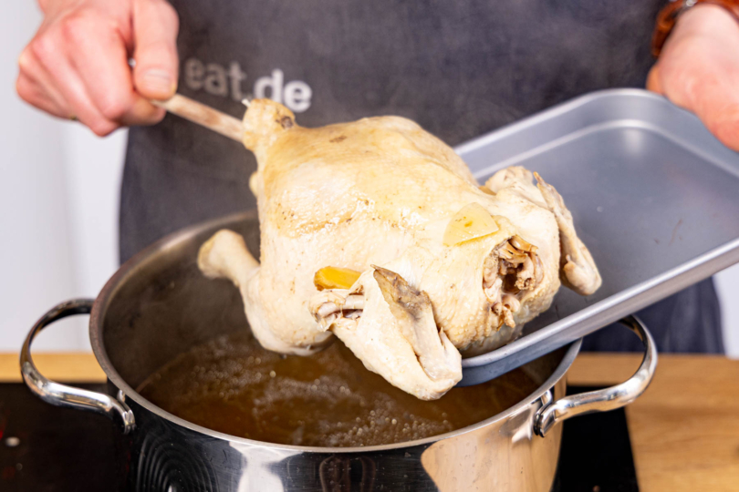 Suppenhuhn aus der Brühe nehmen und abkühlen lassen