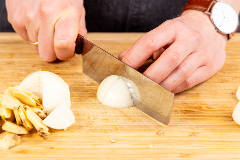 Zwiebel und Ingwer schälen und klein schneiden