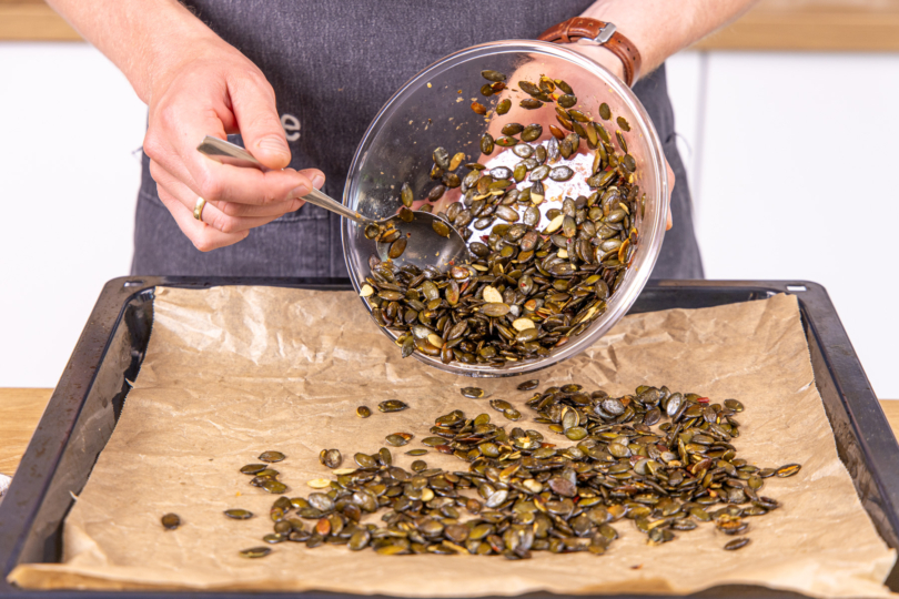 Kürbiskerne erneut auf dem Blech verteilen und rösten