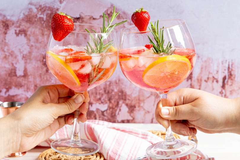 Mit Pink Gin Spritz anstoßen