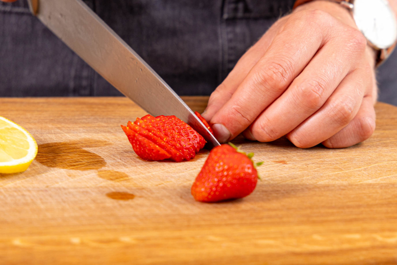 Erdbeeren in Scheiben schneiden