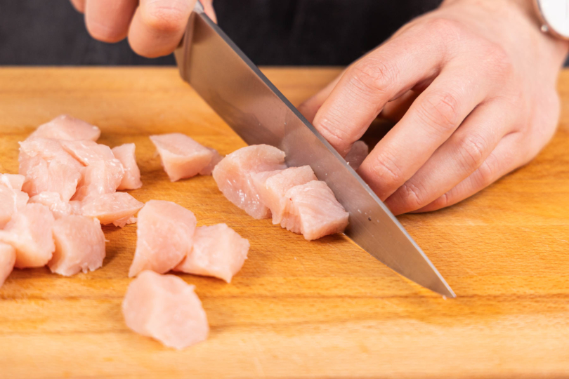 Putenfleisch schneiden