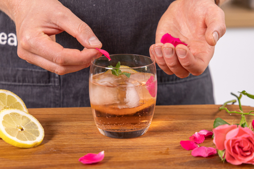 Rosenblüten ins Glas geben