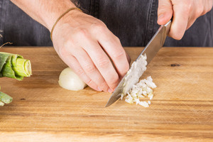 Zwiebel in feine Würfel schneiden