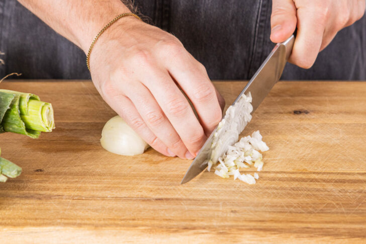 Zwiebel in feine Würfel schneiden