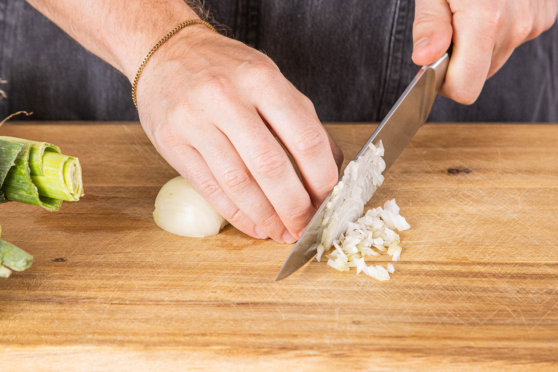 Zwiebel in feine Würfel schneiden
