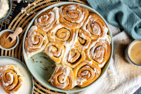 Saftig gefüllte Zimtrollen: das einfache Rezept top-down