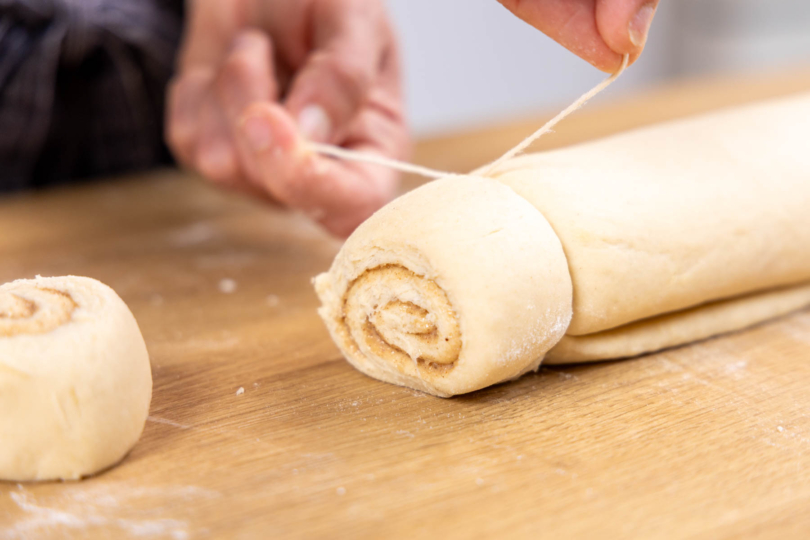 Zimtschnecken mit Küchengarn abtrennen