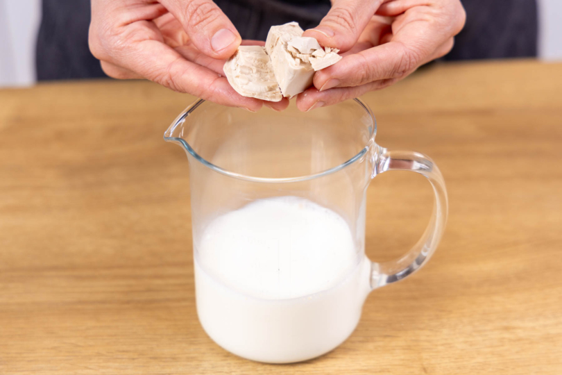 Hefe zur Milch geben
