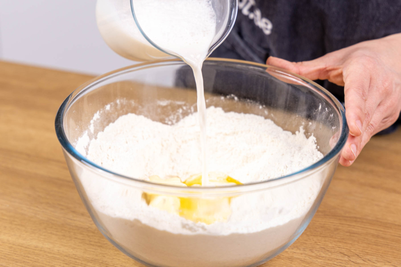 Hefemilch ins Mehl gießen