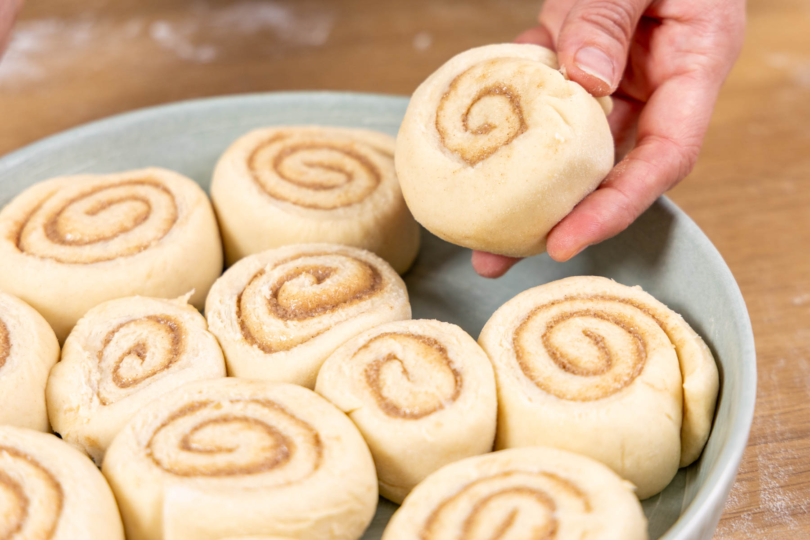 Zimtschnecken in die Form legen