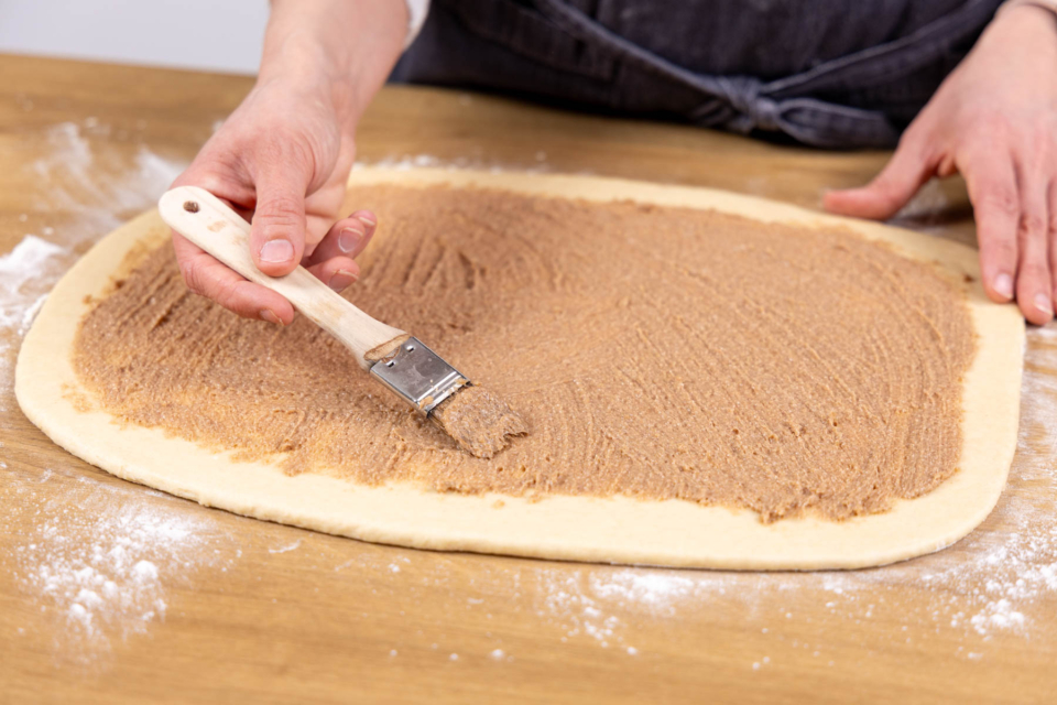 Saftig gefüllte Zimtrollen: das einfache Rezept