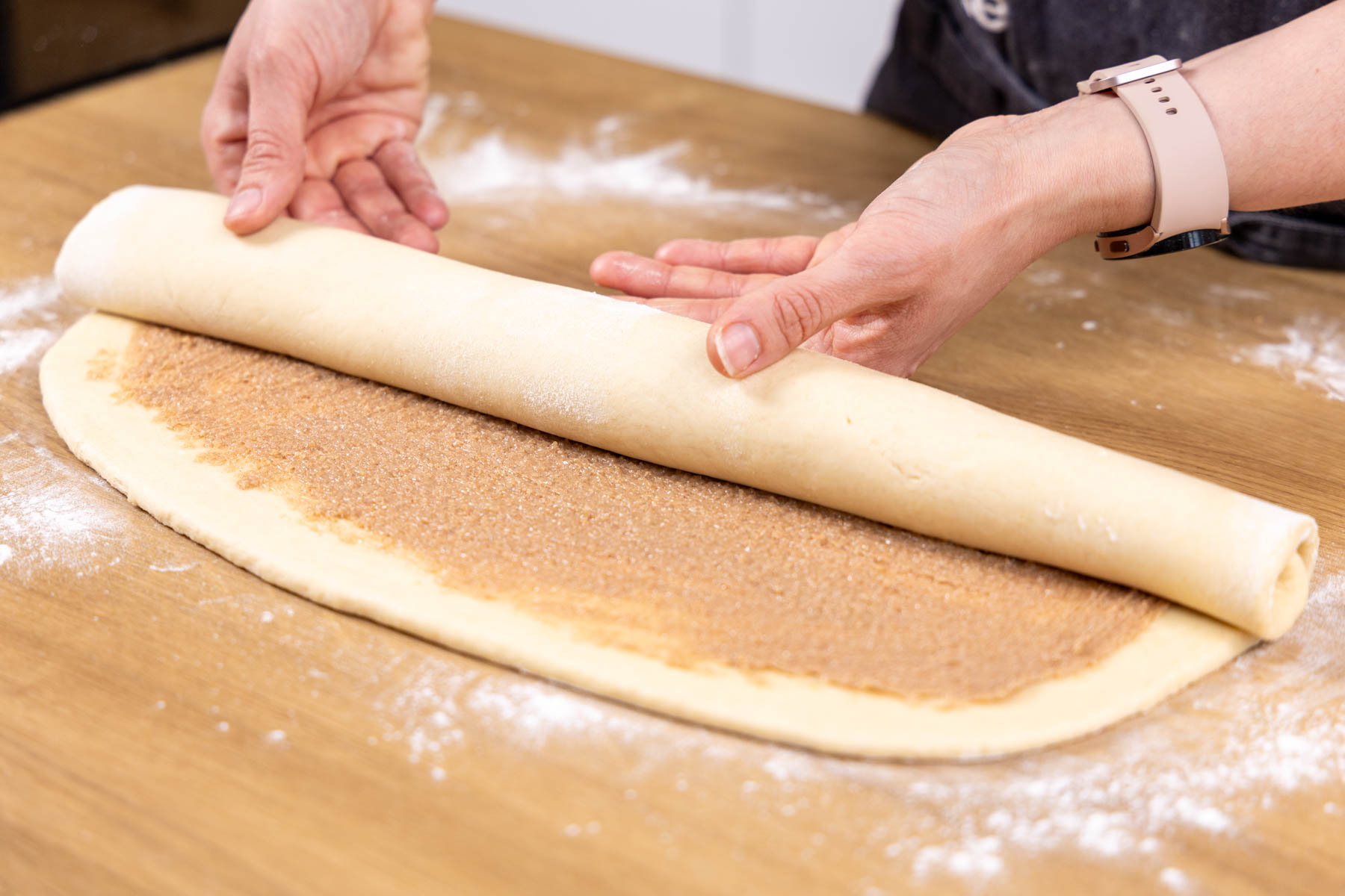 Saftig gefüllte Zimtrollen: das einfache Rezept