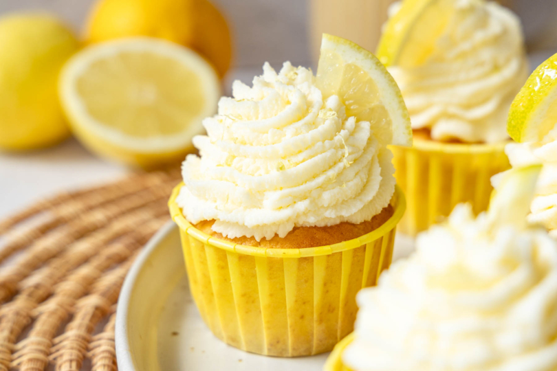 saftiger Zitronen Cupcake nah