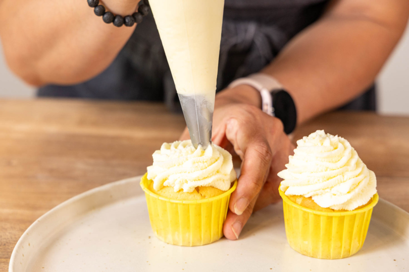 Frosting auf die Zitronen Cupcakes aufspritzen