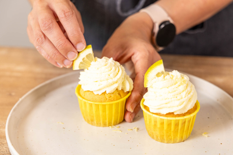 Zitronen Cupcakes dekorieren
