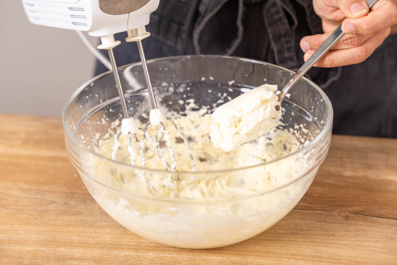 Mascarpone zur Creme geben