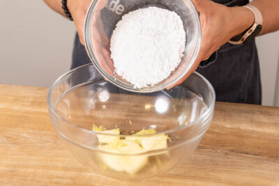 Puderzucker zur Butter geben