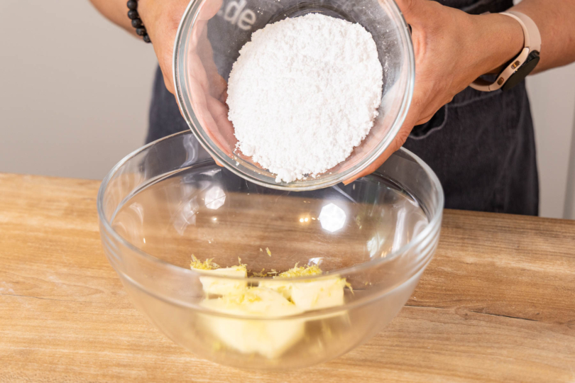 Puderzucker zur Butter geben