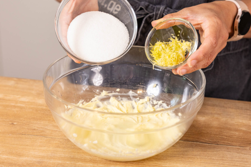 Zucker und Zitronenschale dazugeben