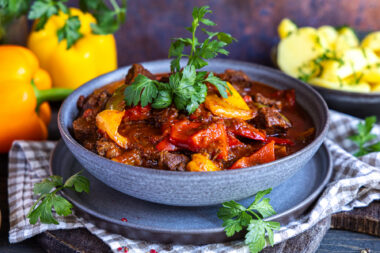 Saftiges Paprikagulasch wie von Oma
