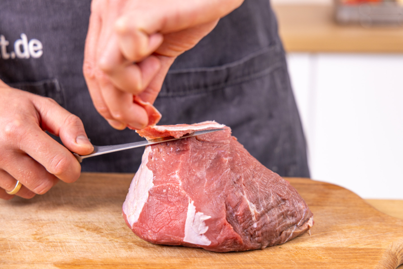 Fleisch von Fett und Sehnen befreien