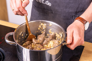 Fleisch zurück in den Topf geben