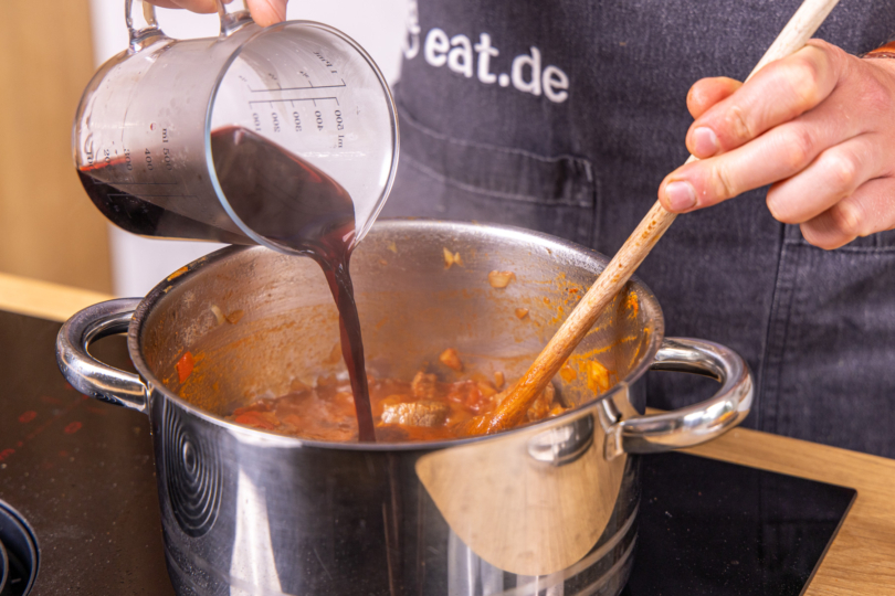 Rotwein dazugeben