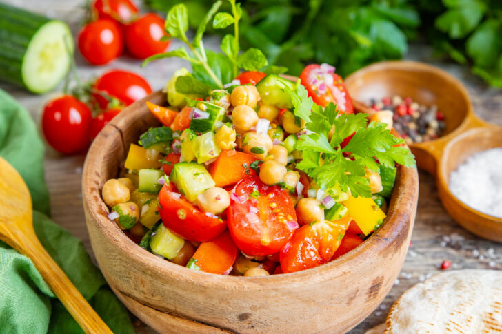 Salat mit Kichererbsen aus der Dose