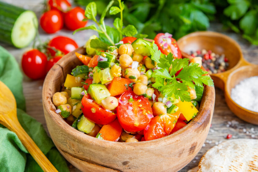 Salat mit Kichererbsen aus der Dose