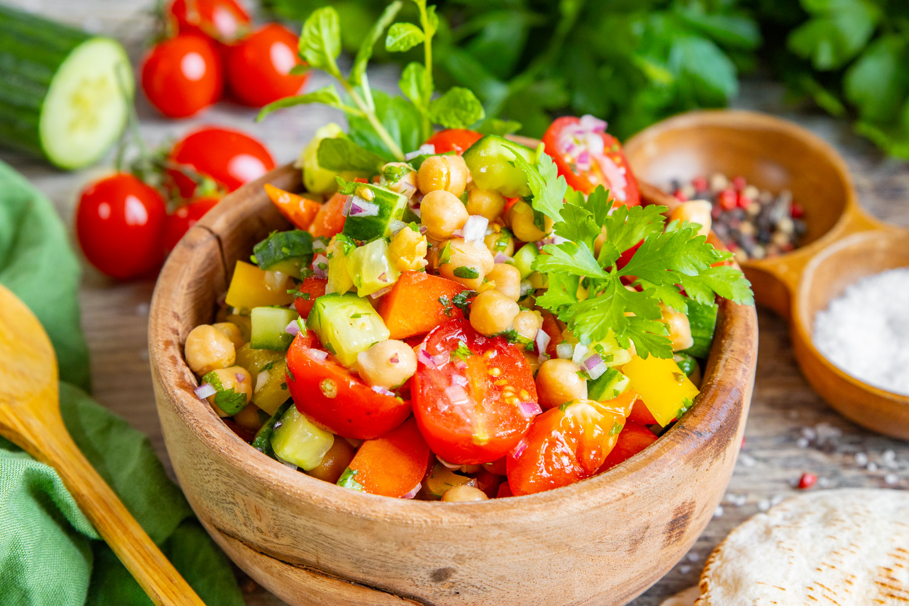 Salat mit Kichererbsen aus der Dose